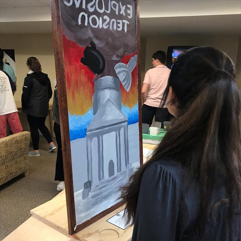 一名学生在蔡斯学院看一幅画.